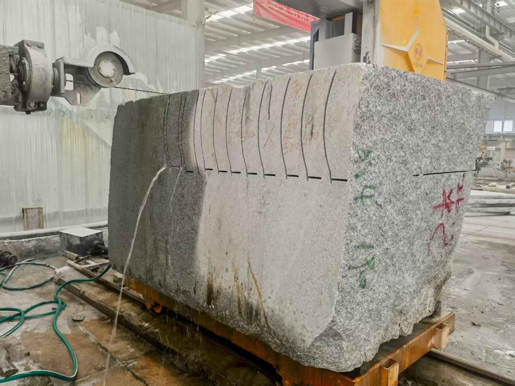 自贡 602，大花芙蓉白，绳锯加工弧形路沿石