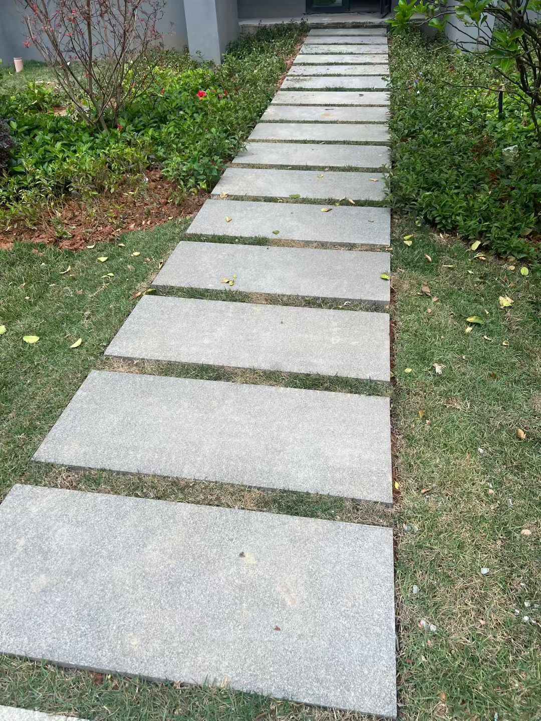 自贡 芝麻黑小区踏步、汀步石铺装效果