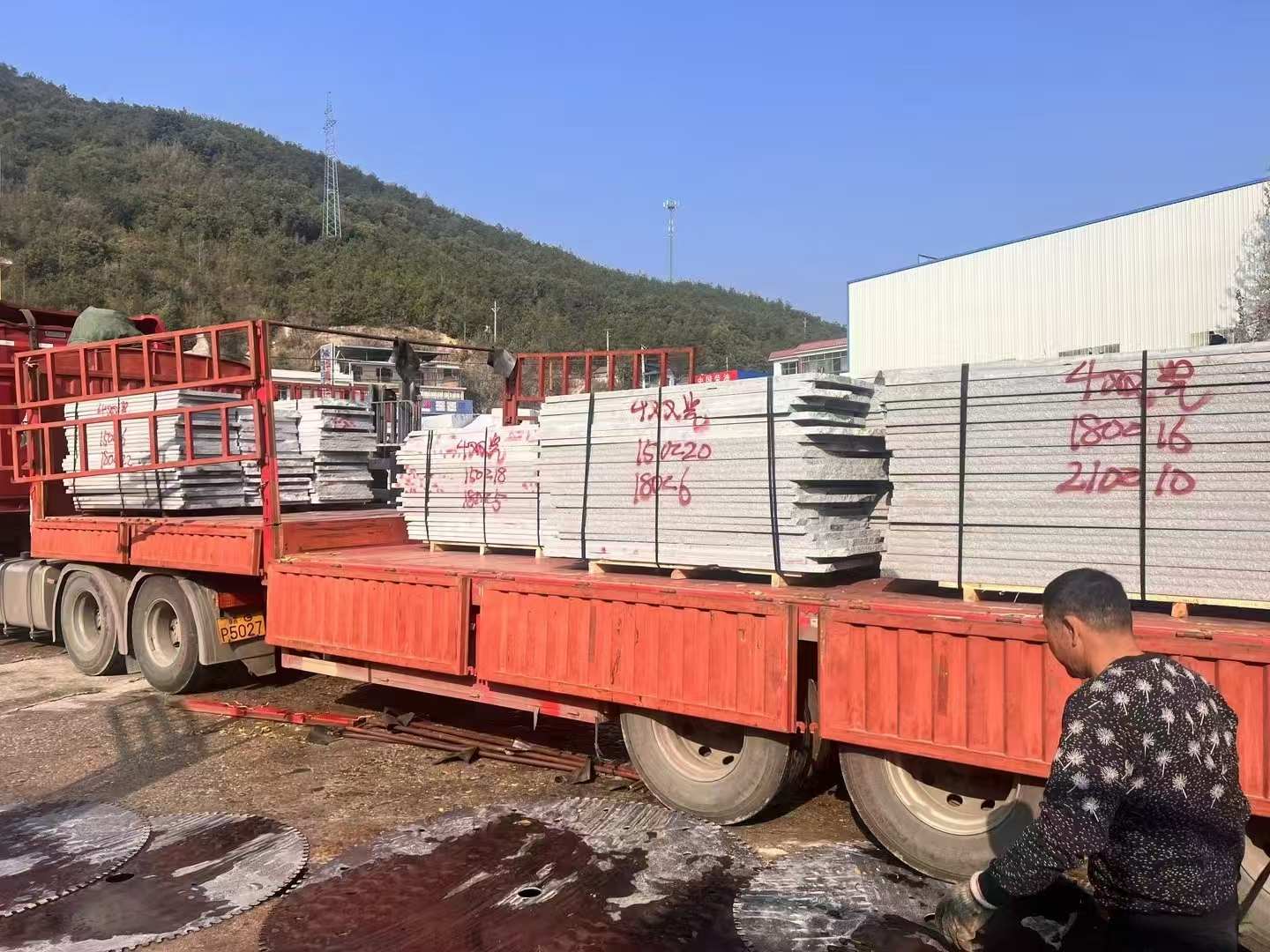 自贡 芝麻灰花岗岩光面毛板出货日常