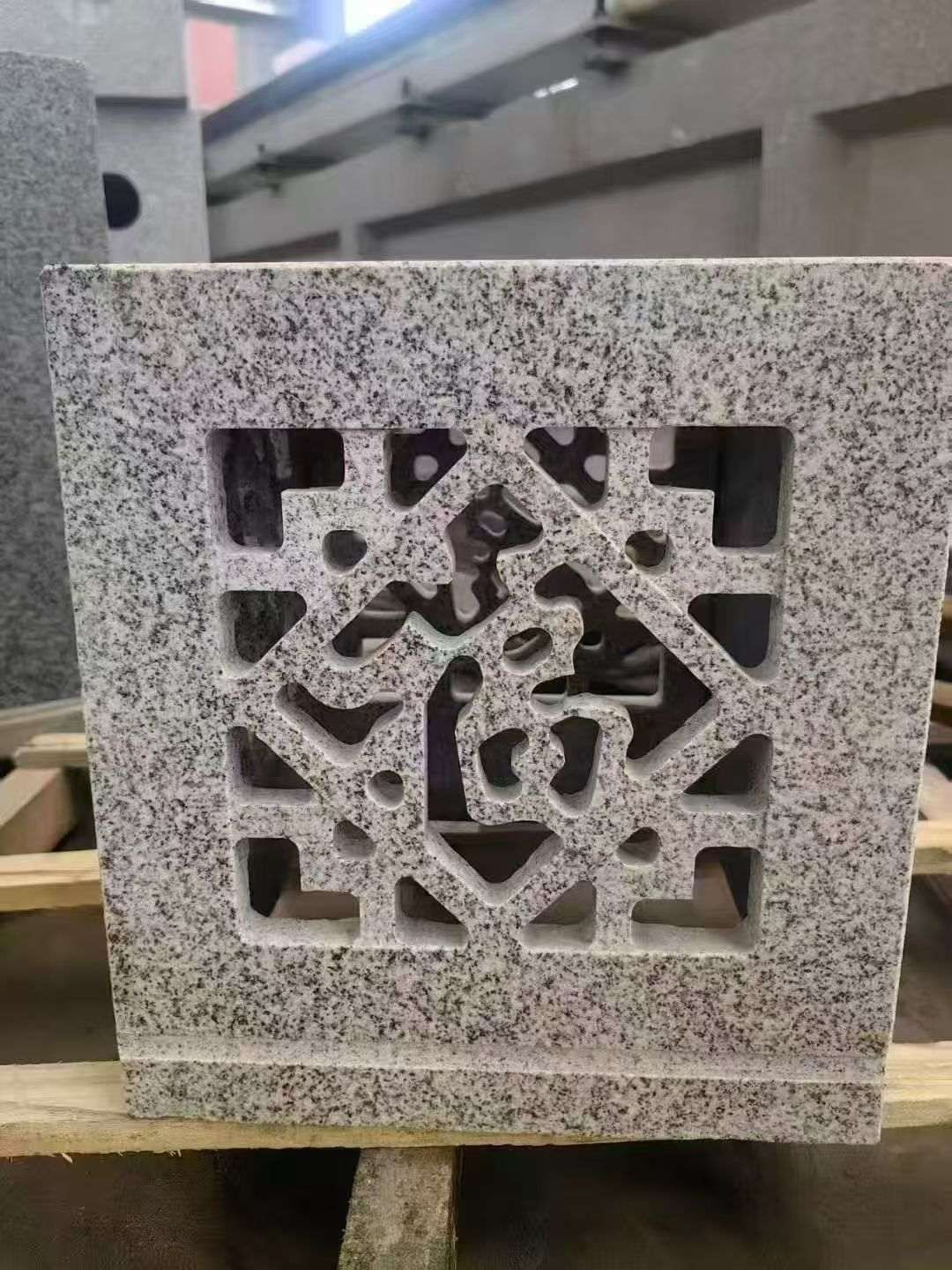 自贡 芝麻白花岗岩镂空雕花灯笼